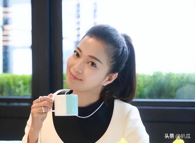 她曾是上海台主持人，如今在仓库打包卖水果，单身带儿子独自生活