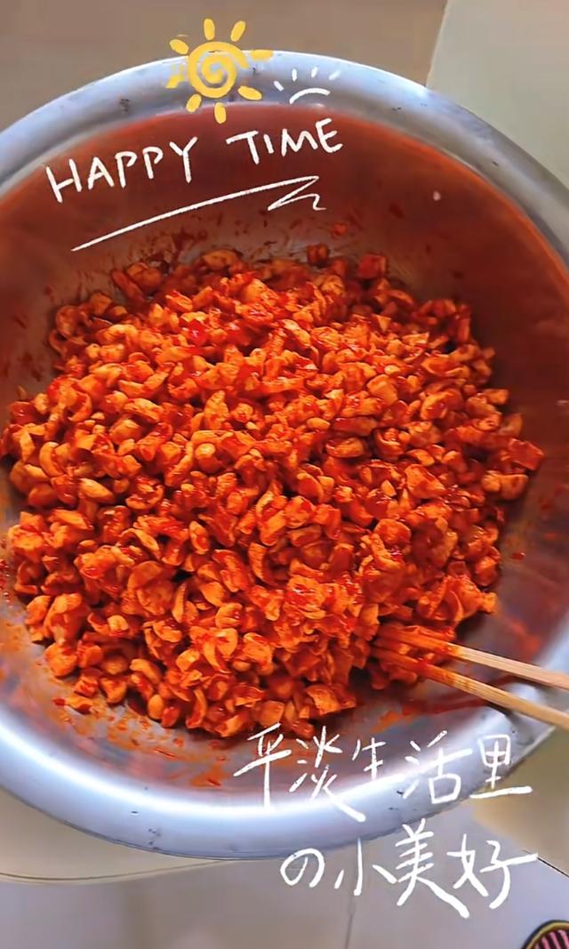 小杨哥停播一年多，小杨嫂大变样，从清纯脸变欧美脸，差点认不出