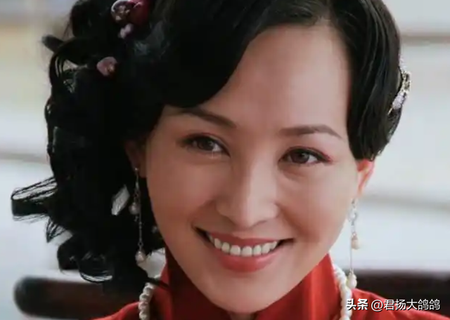 她19岁与导演私奔，在地下室裸婚连生3胎，今被丈夫用7部剧捧红