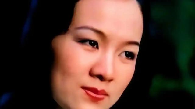 事业巅峰远赴美国，被老外“玩腻”后晚年回国，如今变成了这样！