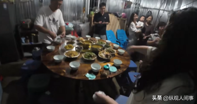 中国大哥对穷游老外好过头，带家吃饭给定豪华酒店：这是礼仪之邦