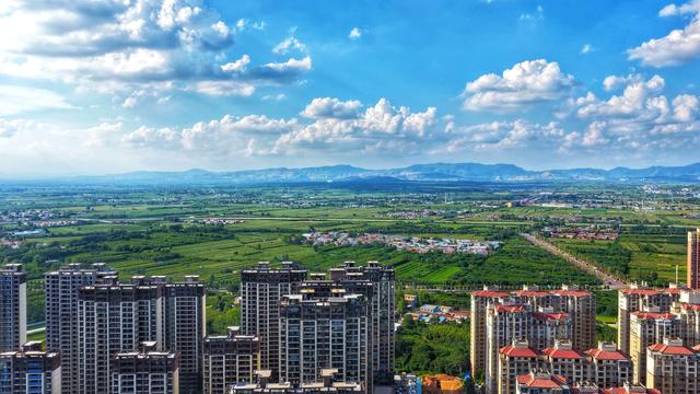 禹州颍河上空的蓝天白云，是当地一道清新动人的自然景致。