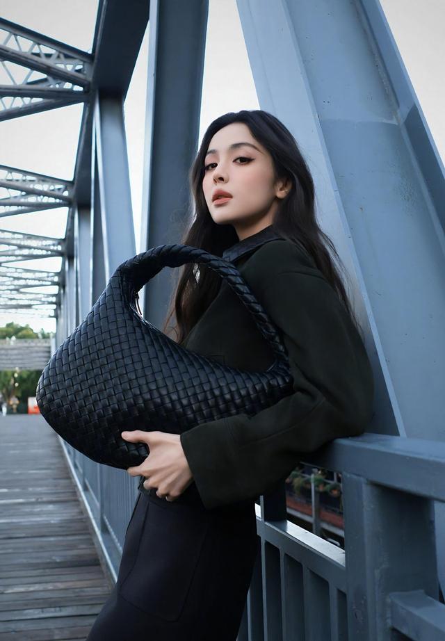 娜扎深棕裙配金饰，初看冷艳细看媚，反差风情迷住人