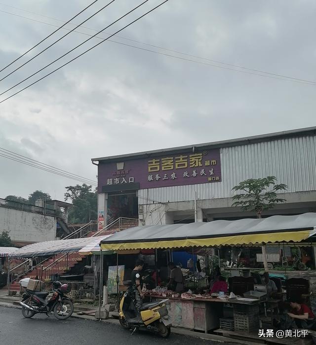 广西百色靖西市与越南交界的新兴街，边境街上的小吃卷粉真好吃