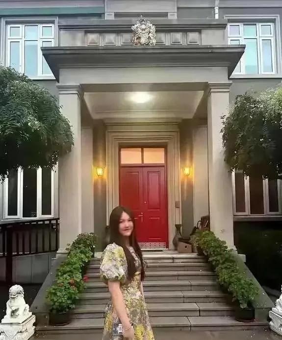 李湘在平台晒自家北京小院，大到让网友以为是景区，真的太有钱了
