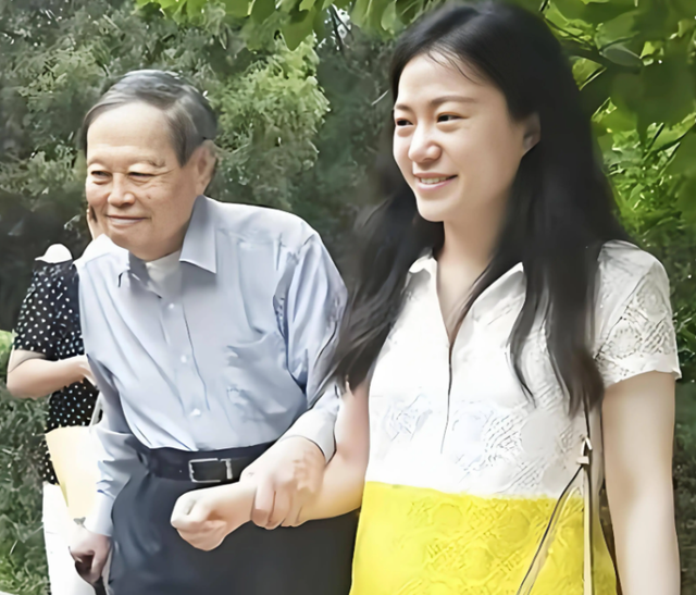 翁帆没想到，原来这才是杨振宁留下的“遗产”！短短八字价值千金