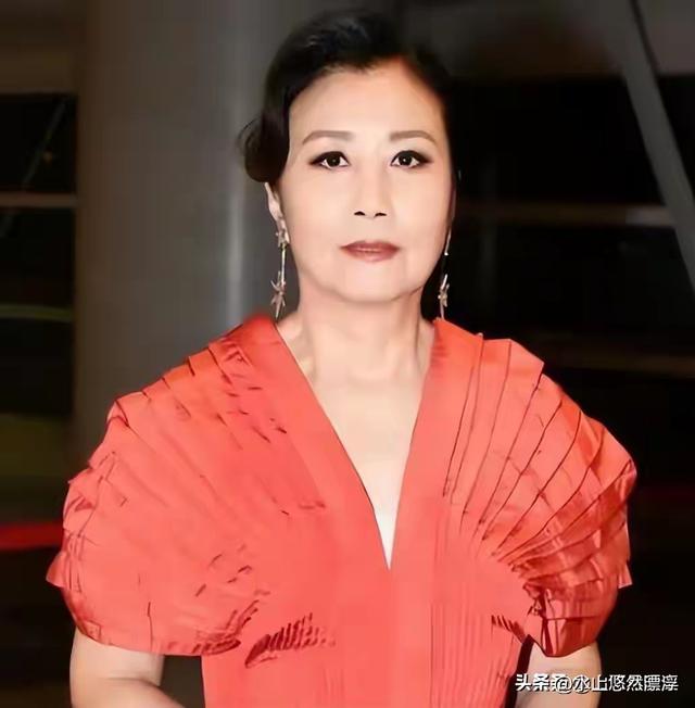 78岁连路都走不稳还开演唱会，全网骂声一片	，她却扬言回馈粉丝