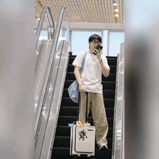 7月16日，国乒平安到达北京，莎莎vip，王楚钦被围拍