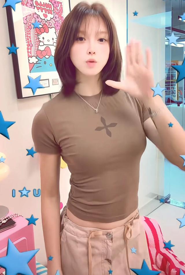 吴艳妮身穿修身短袖跳手势舞，身材很吸睛！