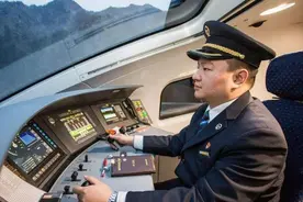 高铁司机为何一天工作4小时，能月入上万？一趟车要踩踏板上千次图片