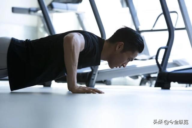 大爷轻松玩回环，年轻人却吊不起？别让久坐悄悄"掏空"你的身体！