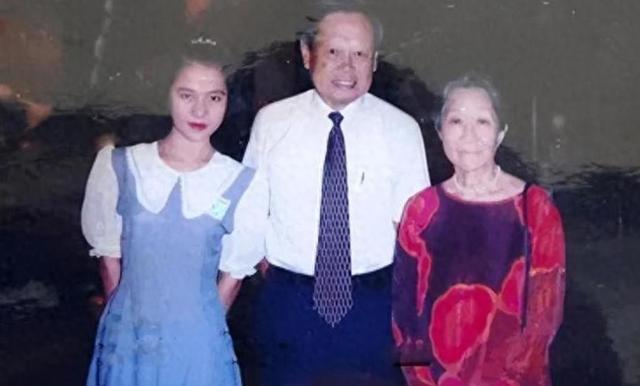 2021年，99岁杨振宁与72岁岳母罕见出镜，北京家中留影	，翁帆胖了