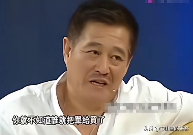 68岁赵本山现身三亚，逛街专人接待	，买太多衣服保镖快拎不动袋子