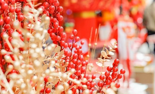 答对联：“上联：龙腾四海祥云起，诚邀下联”