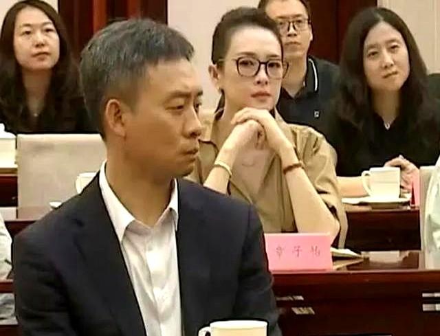 章子怡张译陈道明同框热聊，穿着正式有气质！陈道明张译同框好暖
