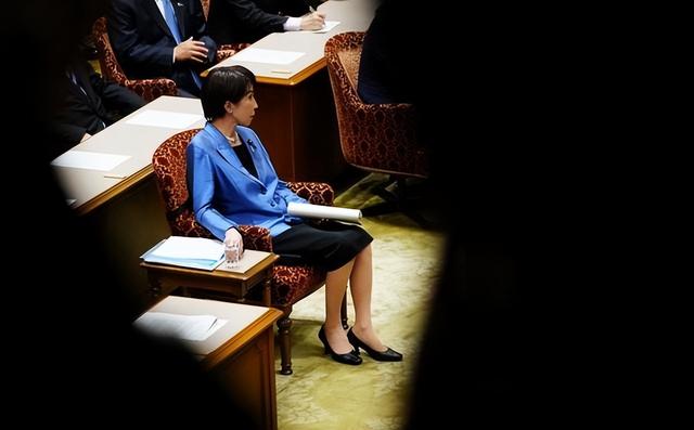 高市早苗对中国打出最后一张牌，美媒提醒：是否还记得40年前？