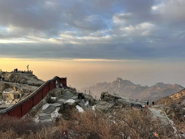 泰山云海 朝晖如画