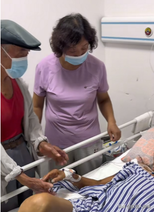 骨瘦如柴，满脸大块黑斑，“八零徐姥姥”ICU抢救15天，老伴探望