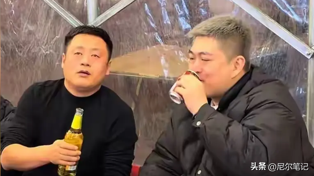 赵本山儿子请客吃砂锅	，在暖棚里凑桌显寒酸，宋晓峰喝到鼻脸通红