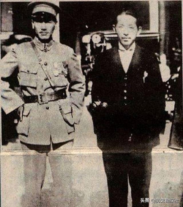 张学良和蒋中正在华山的珍贵合影，注意看两人表情	，已貌合神离