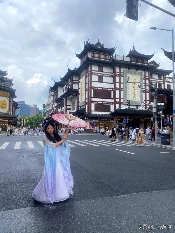 边拍边画丨汉服、二次元……中外游客争相来这打卡