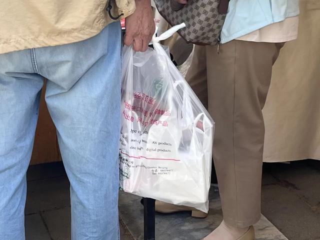 在地坛书市上，买书和买菜一样自然