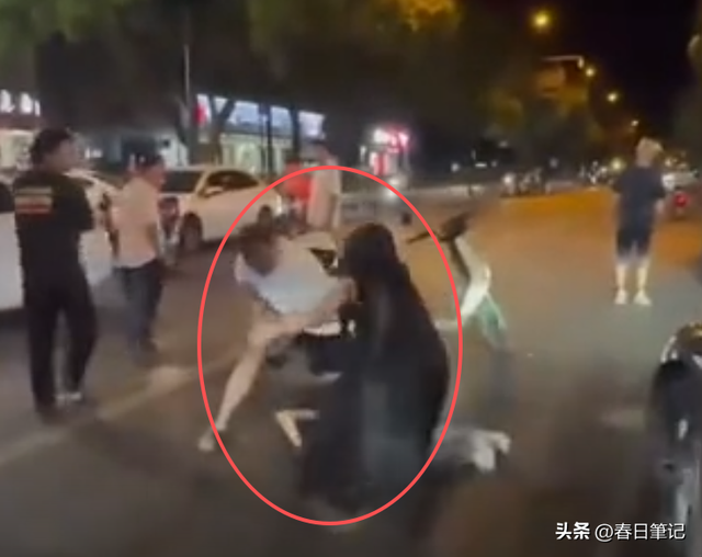 浙江男子暴打情夫后续！猛踹私密处，妻子跪地求饶，犯致命性错误