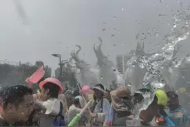 泼水送吉祥，共叙团结情！云南省西双版纳州各族人民欢度傣历新年图片