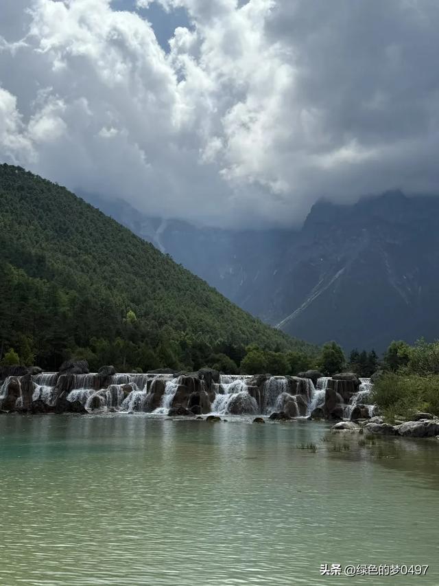 山因水而灵秀，水因山而妩媚。