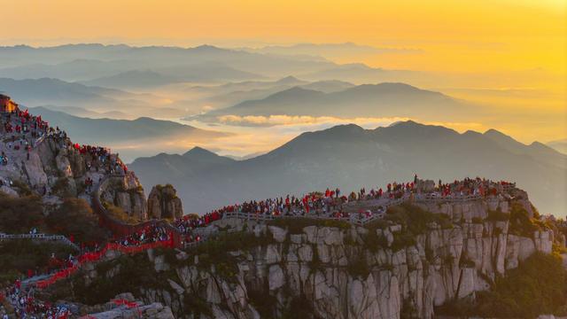 泰山之巅，与太阳的庄严赴约