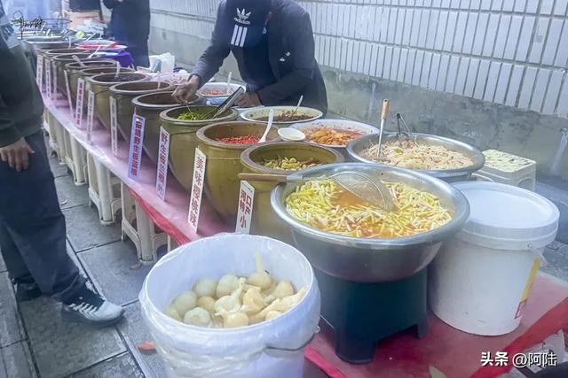 傍晚偶遇社区边的小小美食街，好几个摊位前都排着长队