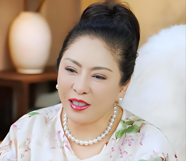 向府治丧现场大批警员戒备！向太向佐露面，遗嘱分配曝光出乎意料