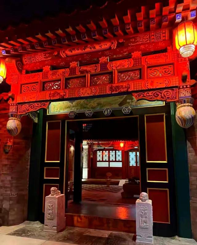 李湘的女儿王诗龄在自家北京小院拍照，配这个色调看上去瘆得慌！