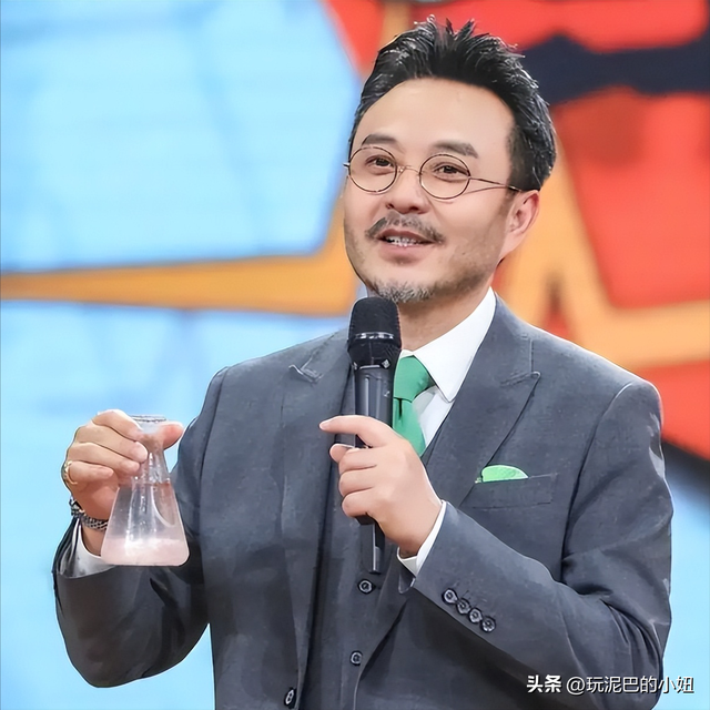 51岁汪涵现状:常年居住在长沙,穿人字拖嚼槟榔,大烟斗不离身