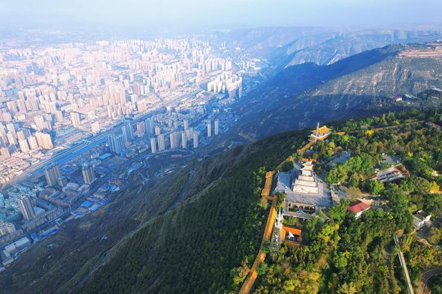 兰州兰山公园，等一场照亮金城的暮色，是欣赏城市美景的好去处