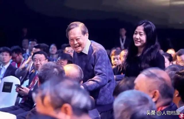 杨振宁去世后，翁帆再发文，49岁无子女的她，早已被安排好了退路