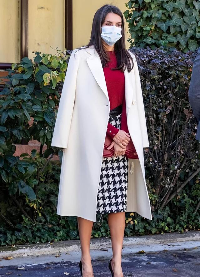 看西班牙王后穿大衣，我悟了：裙过膝，露脚踝，不配牛仔裤才优雅