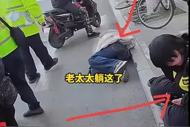 过分！女外卖员撞到老太主动担责，老太反手一巴掌：不帮你走保险图片