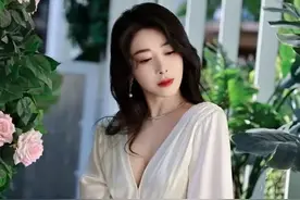 李小冉的胸，闫妮的腿，殷桃的腰，这6位中年女星性感起来迷死人图片