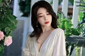 李小冉的胸，闫妮的腿，殷桃的腰，这6位中年女星性感起来迷死人图片