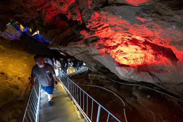 吉林通化溶洞：9℃地心漂流与200米滑草追风记