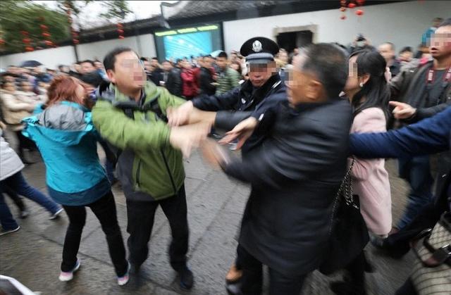 再揪出来一个大贪，金额高达9.7亿，首富妻子郝斌跨境逃亡失败