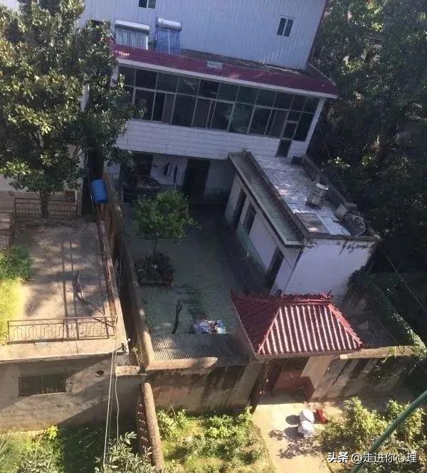 释永信塌房后，家人藏不住了！大哥开武校，二哥住豪宅，四弟出家