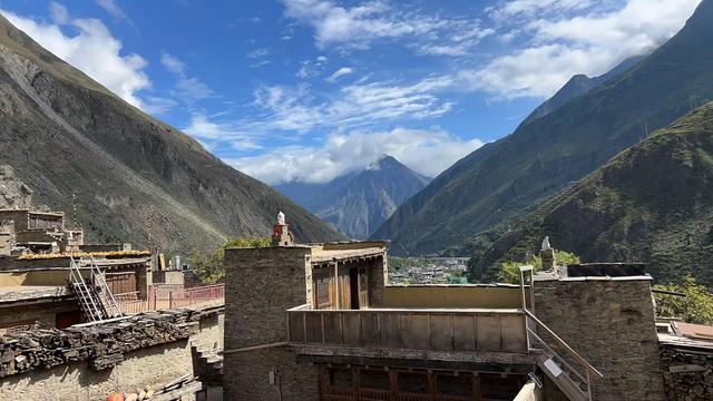 踏迹寻音：在阿坝理县，桃坪羌寨与甘堡藏寨的时空对话