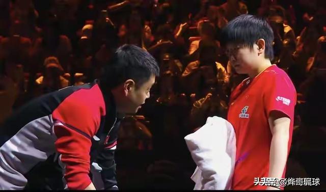 北京大满贯 孙颖莎的家人也来了 恩师掌声最快 莎莎居然这样称呼他