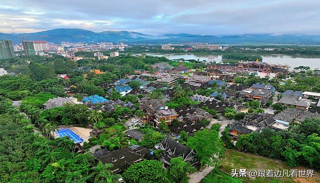 《西双版纳 澜沧行》西双版纳傣族园 傣寨与佛塔相映的热带画卷