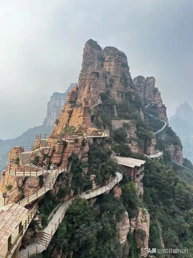 🔥【震惊！河北惊现悬崖电梯！坐滑梯下山你敢信？】🔥