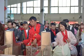 兴义市400余名务工人员乘坐首趟专列返岗图片