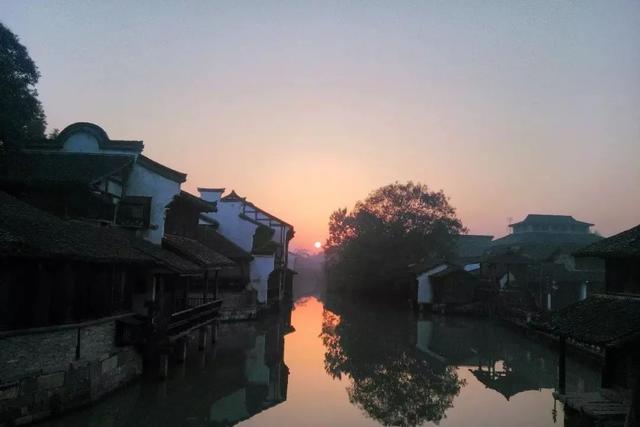 乌镇的似水年华：逛集市喝早茶，在1300年的江南水乡回归慢生活