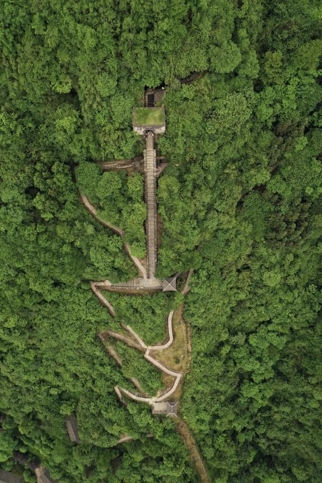 这个“名牌加身”的西南山城，正适合淡季来玩！